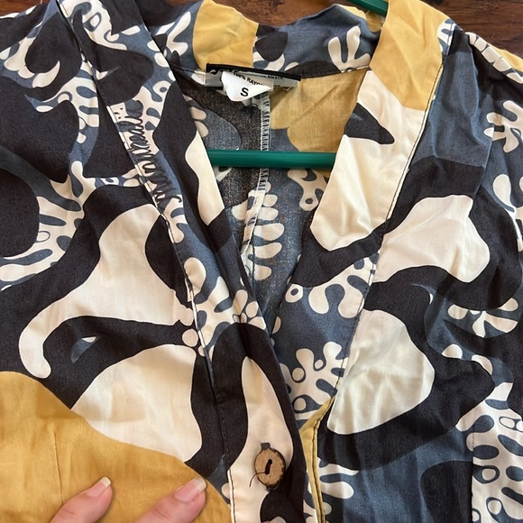 Manuhealii 3/4 sleeve button down blouse - Picture 2 of 3